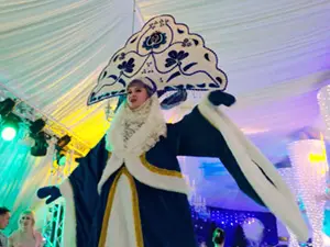 Ходулист в костюме Снегурочки